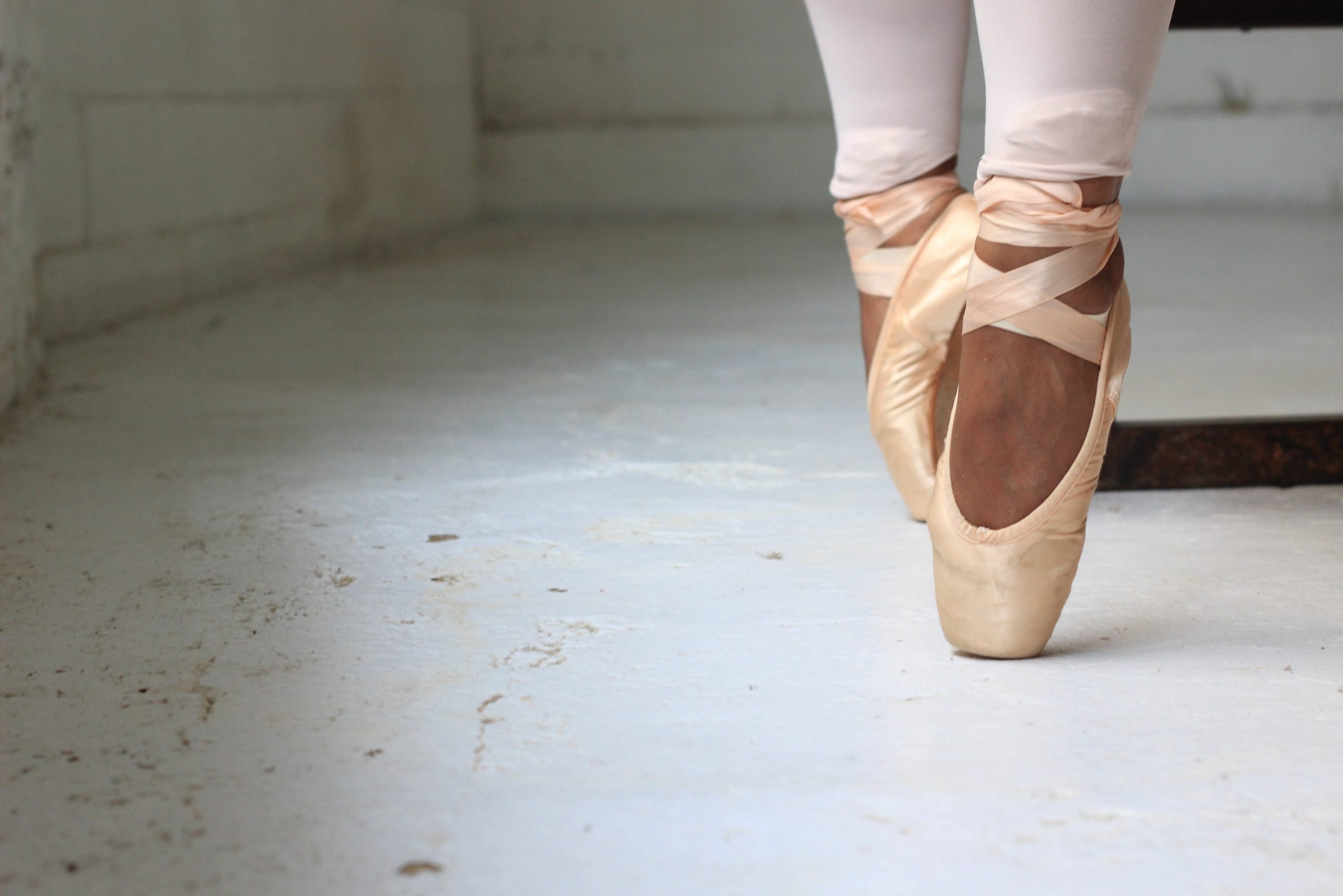 Bailarinas de ballet  Características del calzado en danza - Pequeña Huella