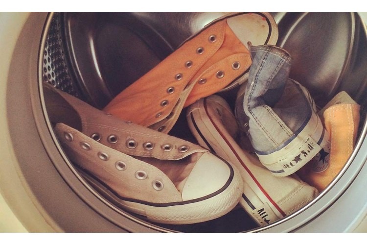 No sabes cómo lavar tus zapatillas en la lavadora correctamente? Te  explicamos cómo lavarlas correctamente y no morir en el intento - Pequeña  Huella