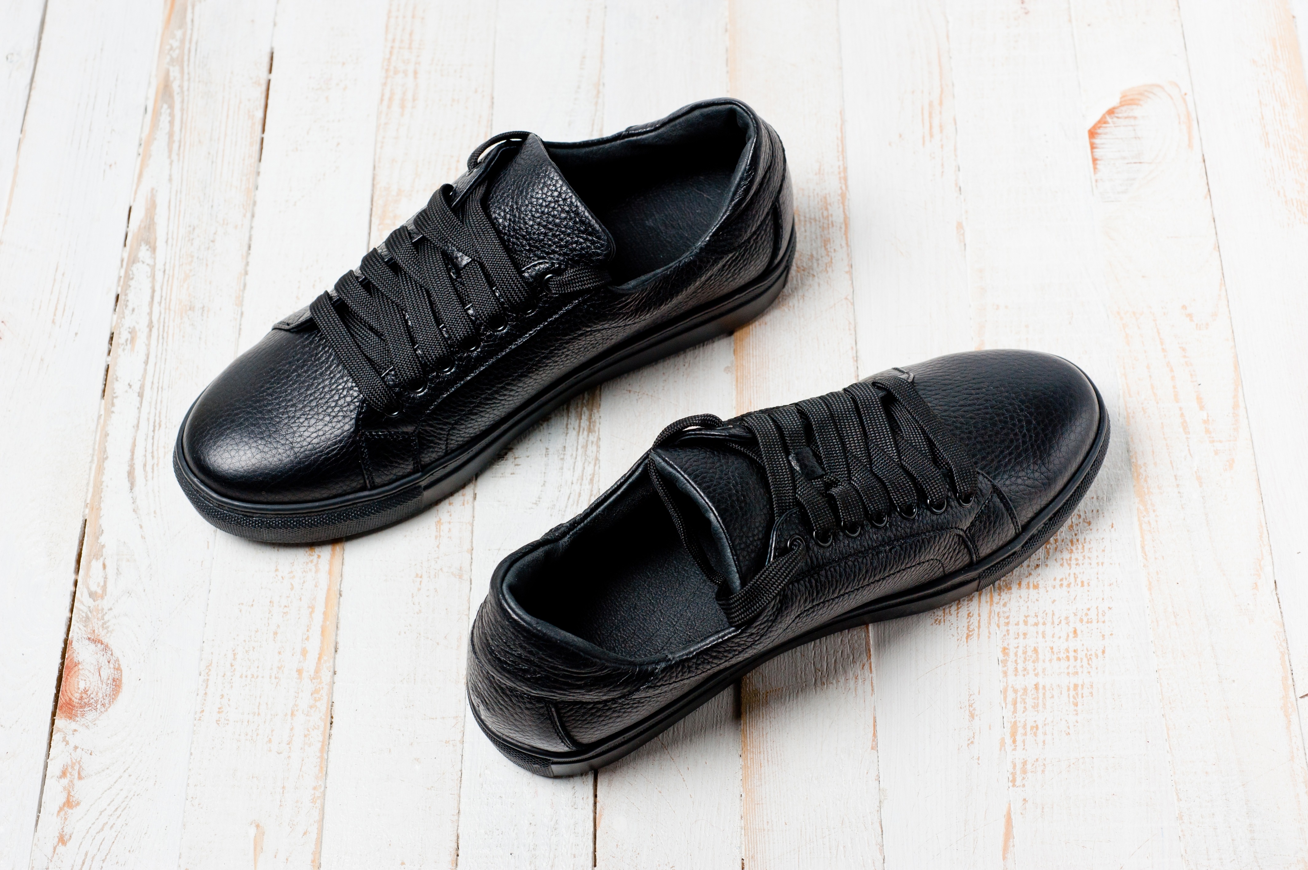 Cómo combinar zapatillas negras de mujer: las mejores claves